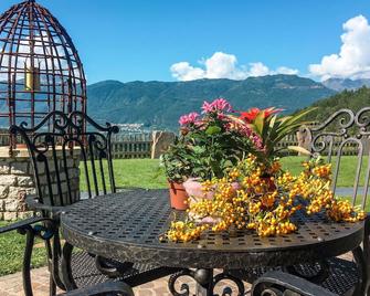 Beautiful apartment for 4 people with WIFI, TV, terrace, pets allowed and parking - Faedo - Terasa