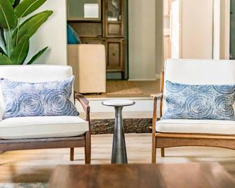 Sea Salt Cottage: Your Tranquil Getaway 3 min to beach - Cape Charles - Obývací pokoj