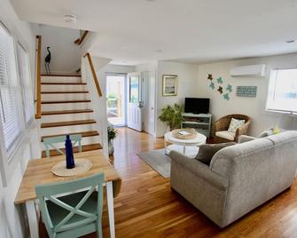 Airy & Bright home: 2 miles from Provincetown, pet friendly beach down the road - Provincetown - Living room