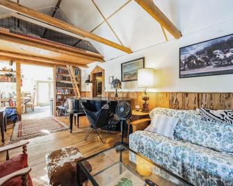 Spacious 5-bedroom house in serene Green Mountain Falls with AC, WiFi - Green Mountain Falls - Sala de estar