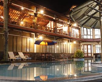 Surya Pesona Beach Hotel - Pangandaran - Pool