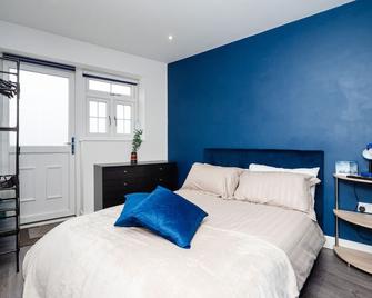 Charming Guest Suite Free Driveway Parking Included - Maidstone - Bedroom