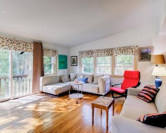 Historic Streamside Cottage in Village of Warm Springs - Warm Springs - Living room