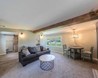 Come stay in our Imagination Renovation! - Oberlin - Living room