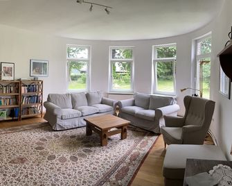 Spacious vacation apartment in a farmhouse between Varel and Dangast - Varel - Living room