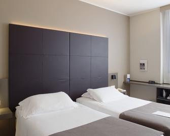 City Hotel & Suites - Foligno - Schlafzimmer