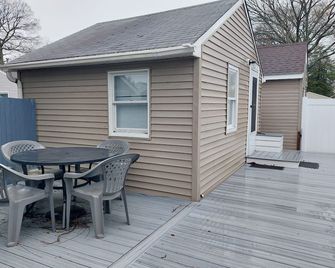 Newly renovated studio bungalow six minutes walking distance from the DE Bay - Villas - Balcony