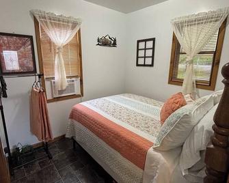 Woodsy Themed Beach Bungalow in charming Harbor Beach - Harbor Beach - Habitación