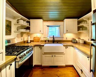 Fish Camp at Waterdance - Log Cabin On The River - Cullowhee - Kitchen