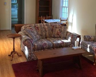 The Old Town Cottage: Peaceful Getaway In Historic Old Town Warrenton - Warrenton - Living room