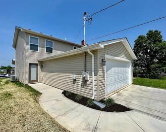 Brand New Home Walking distance to Spooky Nook - Hamilton - Building