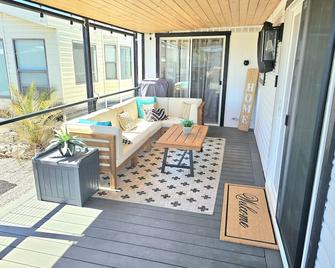 Cozy 2 bedroom Park Model Home in Popular Lake Havasu City near London Bridge - Lake Havasu City - Balkon