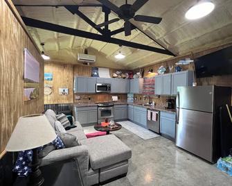 Fisherman’s getaway close to water. Plenty of room for kayak and boat trailers. - Port Lavaca