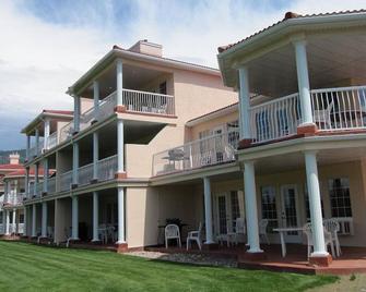 Sunchaser Vacation Villas @ Riverside June 17-24 - Fairmont Hot Springs - Building