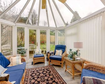 Beautiful three bedroom family friendly Costwold holiday cottage - Rose Tree Cottage, Stroud - Stroud - Living room