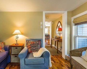 North House - Lovely Lac-Brome 3 Bedroom Lakefront Cottage - Lac Brome - Living room