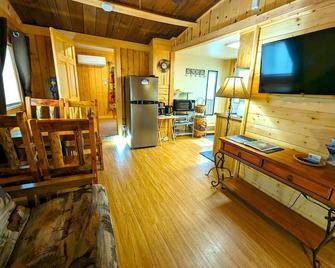Yellowstone's Treasure Cabin #1, located very close to Yellowstone Park - Gardiner - Living room