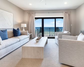 Palms of Seagrove C13- Gulf Front, Beach Access, Bikes, Pool - Seagrove Beach - Living room