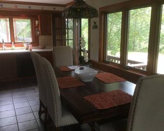 Privacy surrounds this home with a mountain view and lake access. - Brownfield - 餐廳