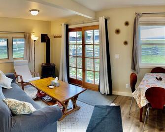 Small Rustic Cabin W/Views! Of The Sawtooth Mtns - Stanley - Living room