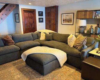 Picturesque lake home w/ separate entertainment lodge - Annandale - Sala de estar