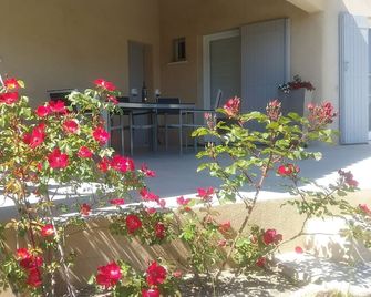 In The Calm Of Provence A Two Steps Away From Aix En Provence - Rognes - Patio