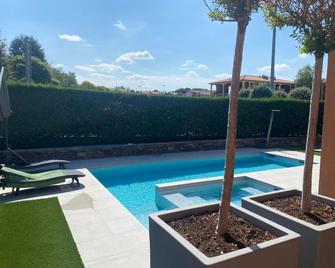 B&b Arcobaleno - Longone al Segrino - Piscina