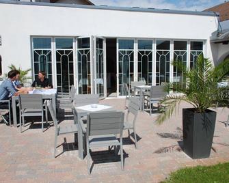 Sporthotel Podersdorf - Podersdorf am See - Patio