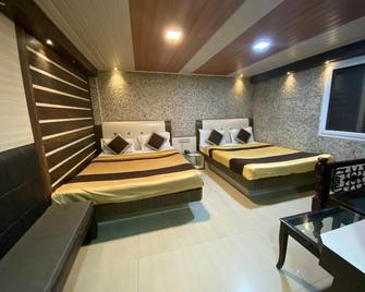 Adarsh International Hotel - Ooty - Bedroom