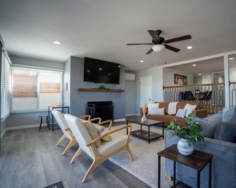 Gorgeous Lake Front Home w/ Boat access Unit 1 - Lake Elsinore - Sala de estar