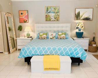 Tropical Getaway in your own private Guest House w/pool - 10 min from the beach! - Jupiter - Bedroom