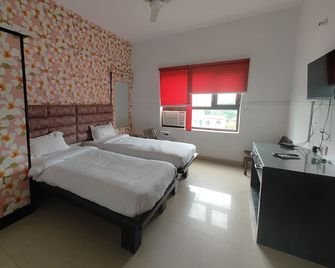 Apex Hotel - Baddi - Bedroom