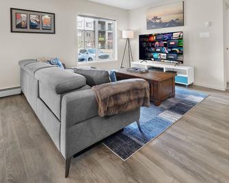 5 Star Business Luxury Homeshare - Edmonton - Living room