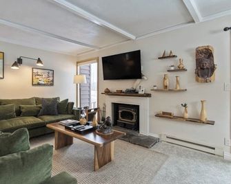 Inviting condo with mountain views, great location & fireplace - Moose - Sala de estar
