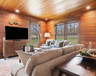 Leipers Retreat Secluded 3 Bdr Craftsman Home - Franklin - Living room