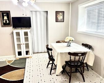 Vintage-Modern Adobe Escape - Antonito - Comedor