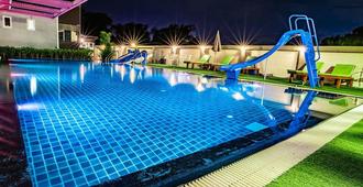 Gold Airport Suites - Racha Thewa - Pool