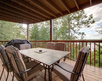 One of a kind, super spacious cottage easily accommodates up to 4 families ! - Buckhorn - Balcony