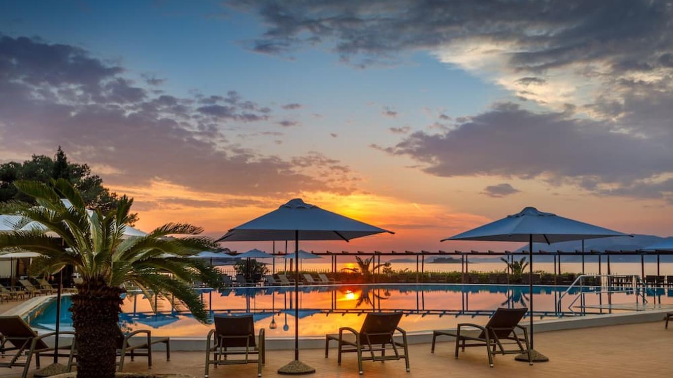 أول جٕين كلسيف هوتل ألبتروس