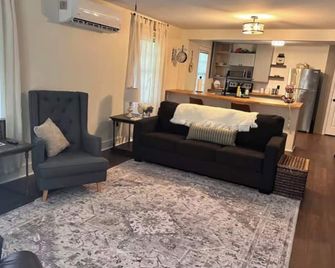 Adorable 2-bedroom Farmhouse in beautiful Lake Guntersville - Guntersville - Wohnzimmer