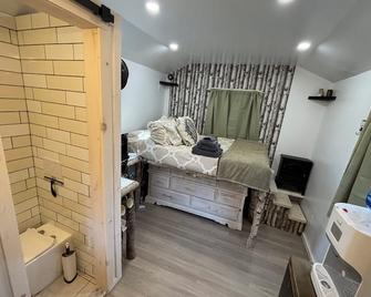 Tiny Home in Adirondacks Pets Welcome & close to Lake - Elizabethtown - Bedroom