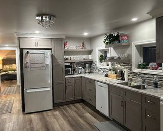 Eastern Canada Cozy Stop over St John River (walking trails) - Perth-Andover - Kitchen