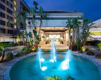 Ramada by Wyndham Kissimmee Gateway - Kissimmee - Piscina