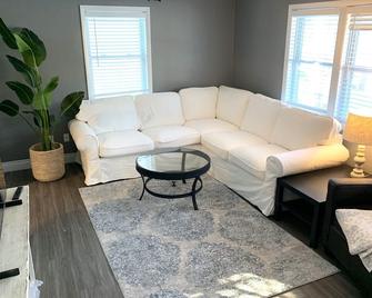 Cozy House on Collage Street - Quincy - Living room