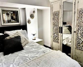 Charming Basement Apartment Minutes From Downtown, Little Lake, And Amenities - Пітерборо - Спальня