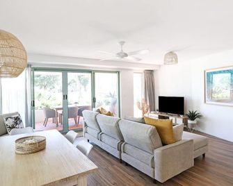 Karinya - 3 BR home steps from Clarkes Beach - Byron Bay - Living room