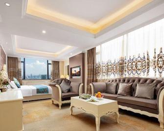 Chengzhong Blue Sky Hotel - Їбін - Вітальня