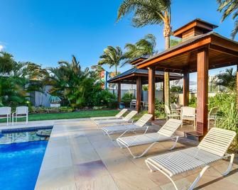 نايت كاب آت جولدن بيتش تافيرن - كالوندرا - حوض السباحة