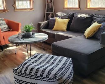 Cozy secluded cabin. 10 minutes from Bennett Springs State Park. Pet friendly - Lebanon