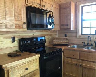 Cabins At Midway, The Looper - Fulton - Cucina